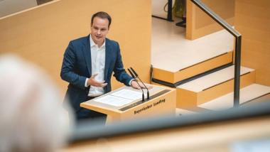Der Parlamentarische Geschäftsführer der FDP-Landtagsfraktion, Matthias Fischbach, spricht im Plenum des Bayerischen Landtags.