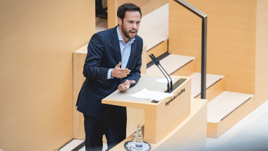 Fordert bereits seit Tagen, dass zu Unrecht eingehobene Bußgelder zurückerstattet werden. Bayerns FDP-Fraktionsvorsitzender Martin Hagen.